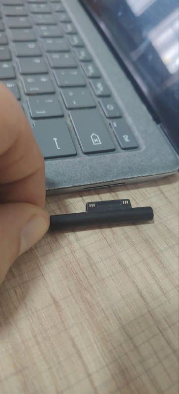 сенсорный ноутбук Microsoft с одной отсутствующей кнопкой 8