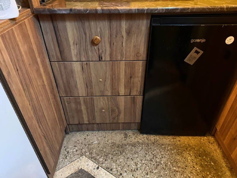 Барная стойка с шкафами, полками и раковиной 6