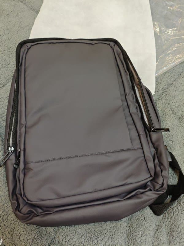 серый рюкзак с отделением для ноутбука и зарядкой