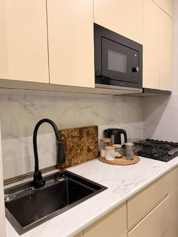 Кухонный гарнитур с газовой плитой и раковиной 2