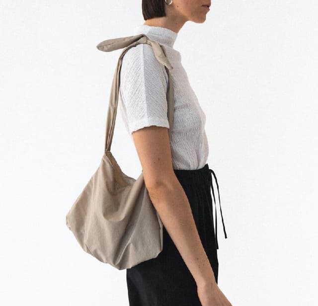 Бежевая нейлоновая сумка Amomento