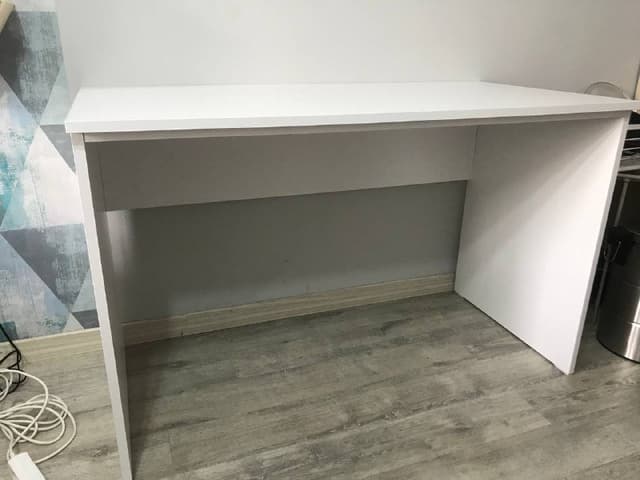 Стол письменный белый