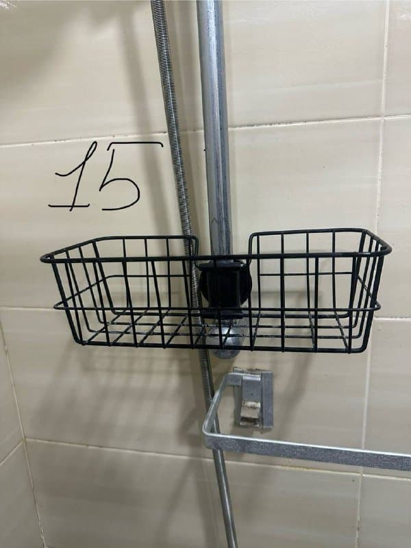 Коврики, корзина, ножницы, вешалки, жакеты, шапка, тарелки, весы 4