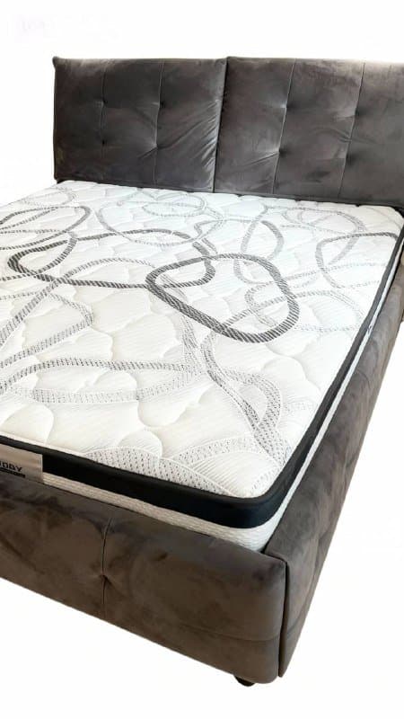 Двуспальная кровать 180x200 с матрасом