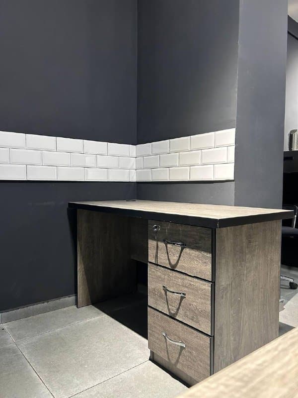 Офисное кресло, рабочий стол 1