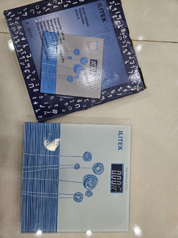 Весы напольные, миксер, кухонные весы, утюг, стулья, набор посуды, формы для выпекания, менажницы