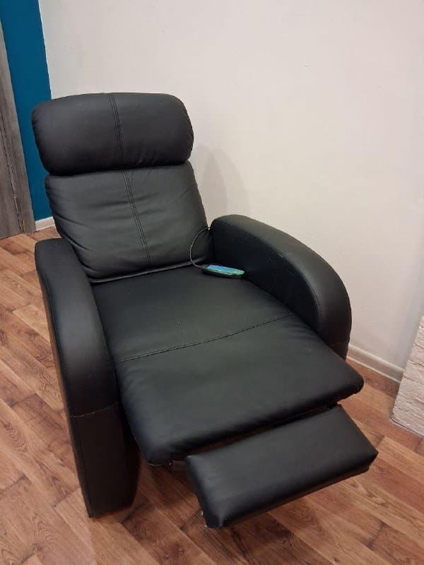 Кресло-реклайнер с массажером и подставкой для ног