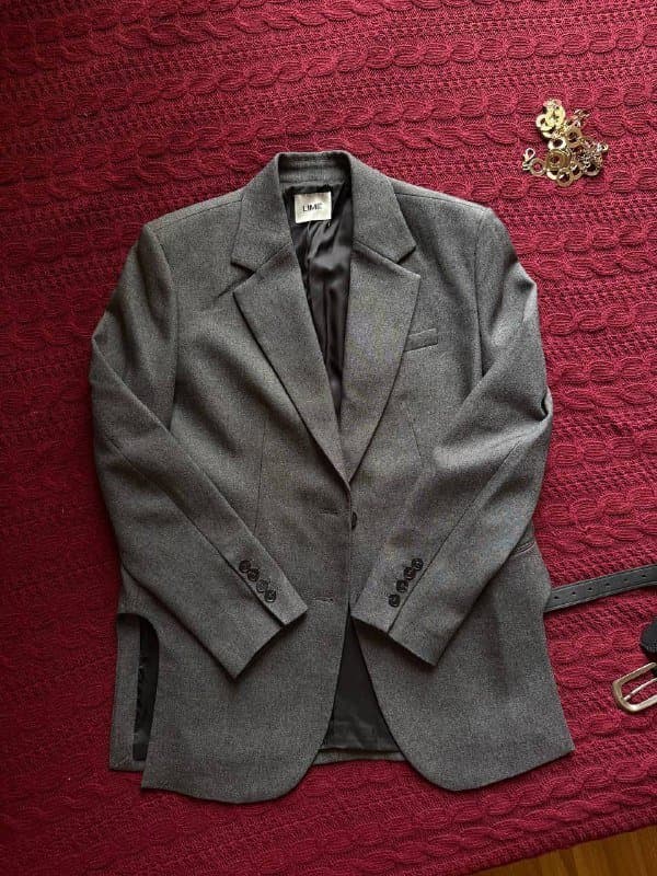 Пиджак серый, кофта бирюзовая, платье кожаное, юбка бордовая