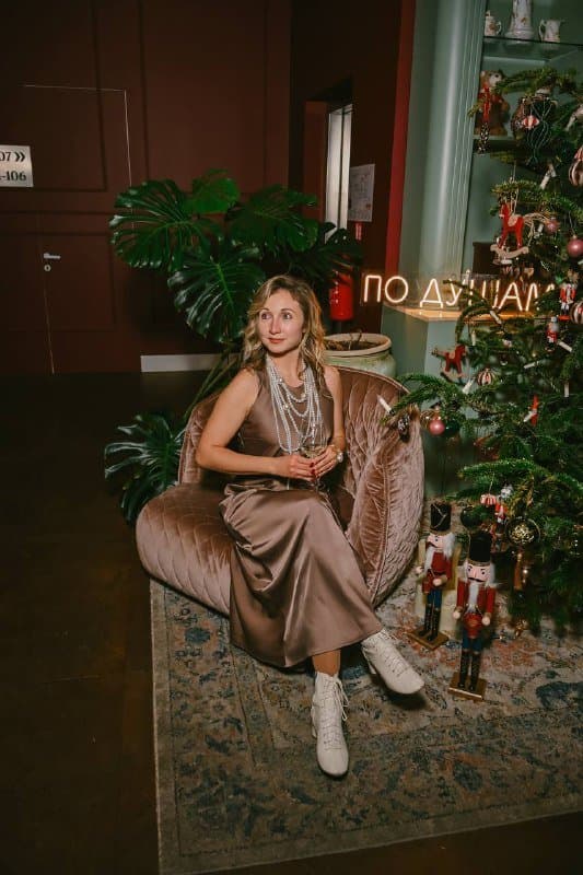 Белый топ Cider, брюки бело-синие Cider, кофточка Lichi, черная атласная юбка, кремовая атласная юбка, жилет черный ZARA, красное платье ZARA, голубое платье TopTop 6