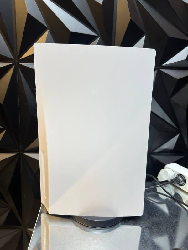 PlayStation 5 с геймпадом и проводами 4