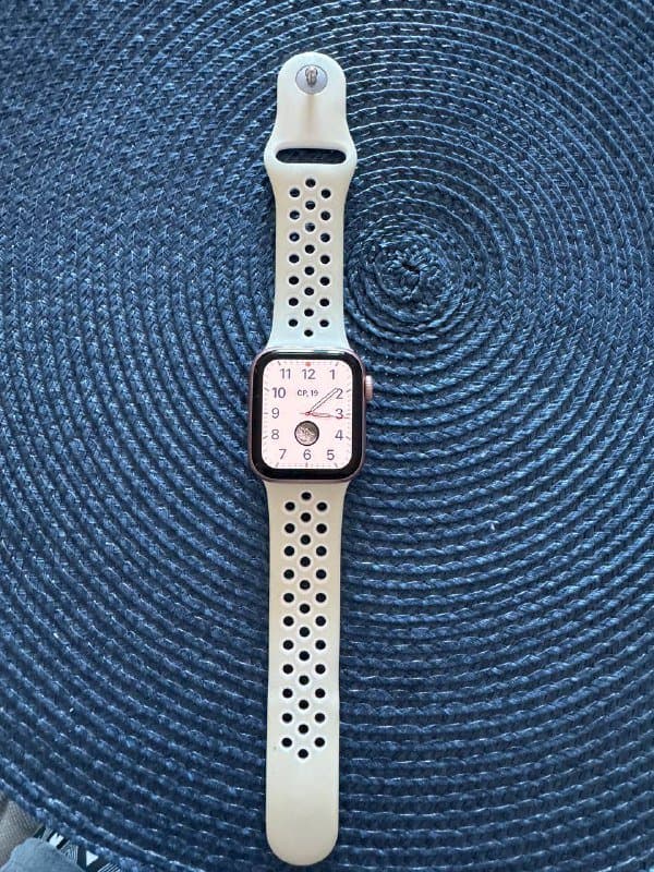 Apple Watch Series 5 40 mm смарт-часы