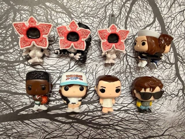 Фигурки из Киндер Джой Очень странные дела