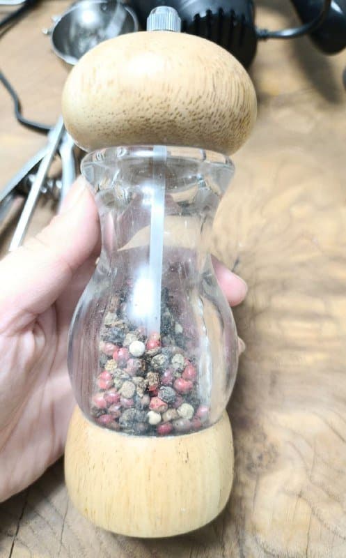 Солонка, подсвечники, лопатка для мороженого, кофельник, блюдца, чайник, мельница для перца 9