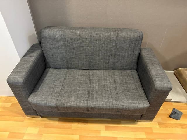 Небольшой диван с двумя подушками