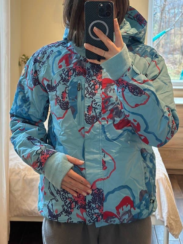 Горнолыжная куртка Baon, топ Zara, футболки FILA и Superdry, тренч, комбинезоны Pull&Bear и Superdry, кофта, джинсы H&M, повязки Nike