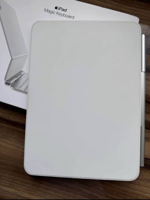 MacBook Pro 2018 i9 16 gb 500 SSD with charger, Logitech keyboard, Magic Keyboard for iPad Pro 11 2