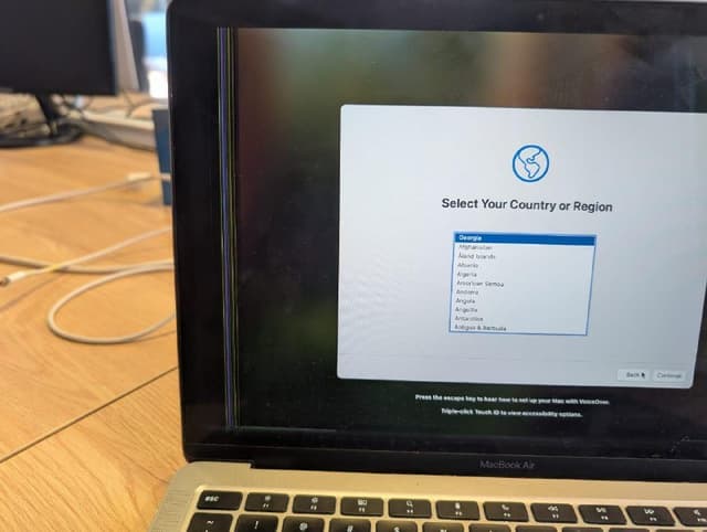 Apple M1 Air 8 core, RAM 8GB, SSD 256GB