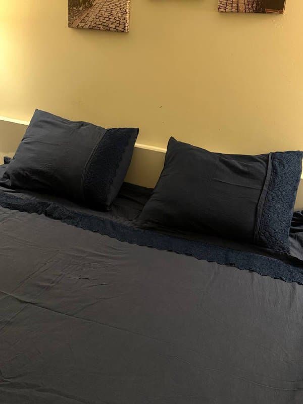 Постельное белье с кружевом и махровый плед темно-синий