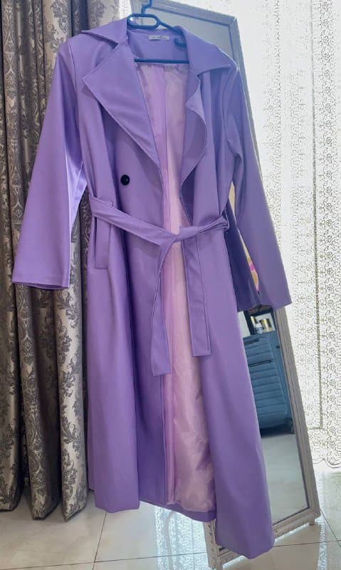 Женский тренч-плащ нежно-лавандового цвета
