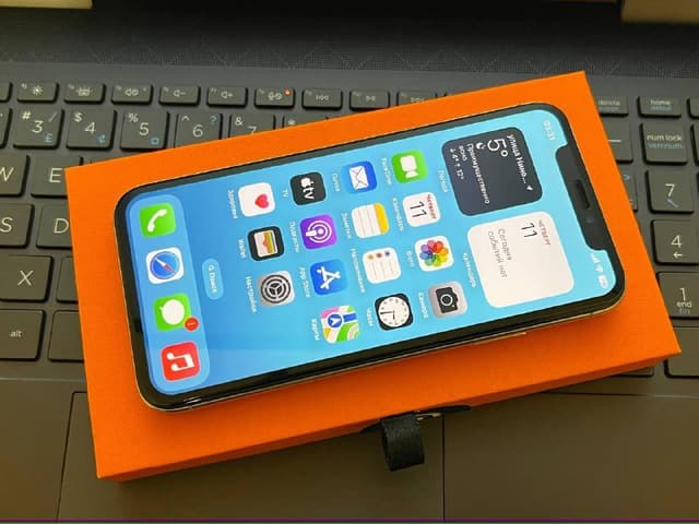 iPhone X 64 ГБ белый