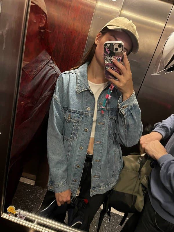 Джинсовая куртка, белая сумка, брюки размер М