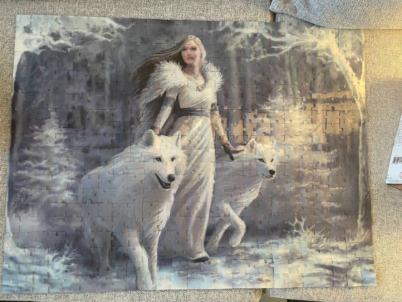 3D пазл с изображением девушки и волков 1