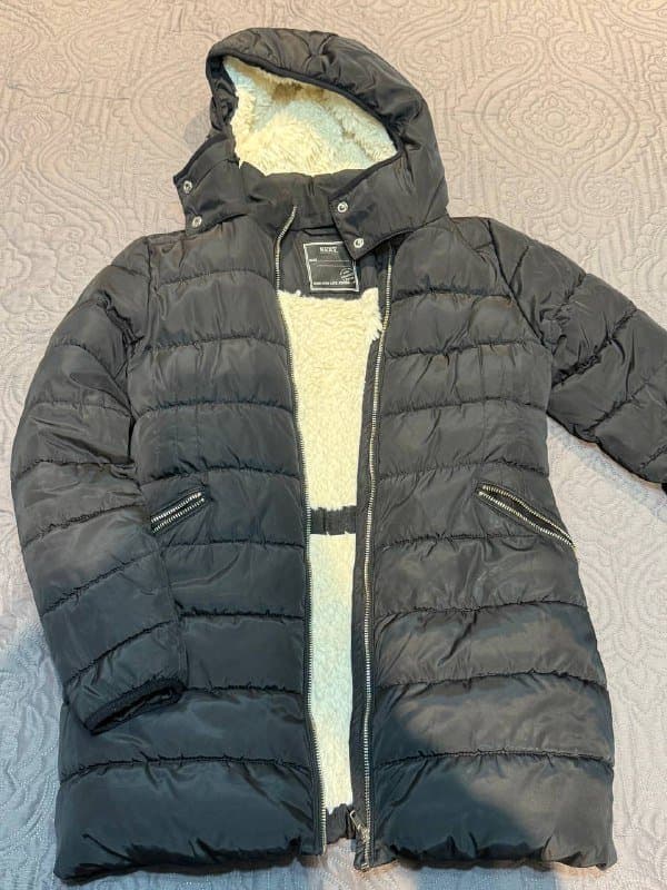 Дутая куртка с мехом NEXT, юбки Zara, джинсовая куртка, черная парка H&M