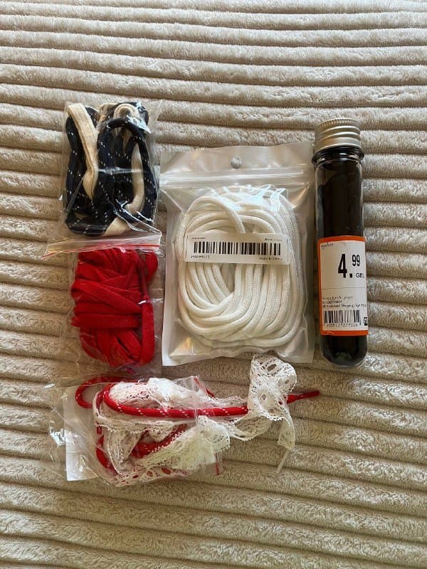 Штатив, отражающее стекло, штора, фитнес резинки, держатель, бигуди, бумага, краски, шнурки, шляпа 9