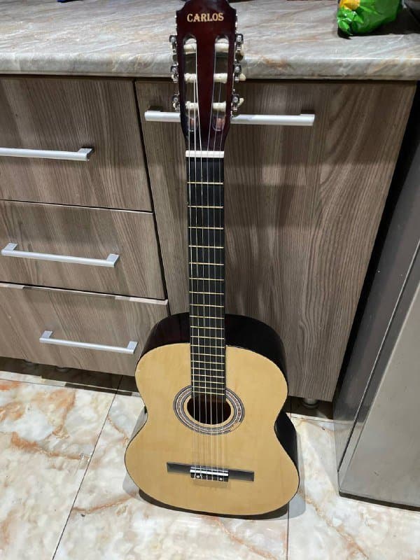 Классическая гитара с чехлом, каподастром, медиатором