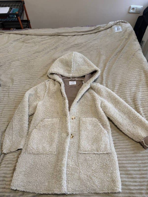 Шубка, дубленка Zara, безрукавка Zara, дождевик, куртка стеганая Zara, меховая куртка Levi’s