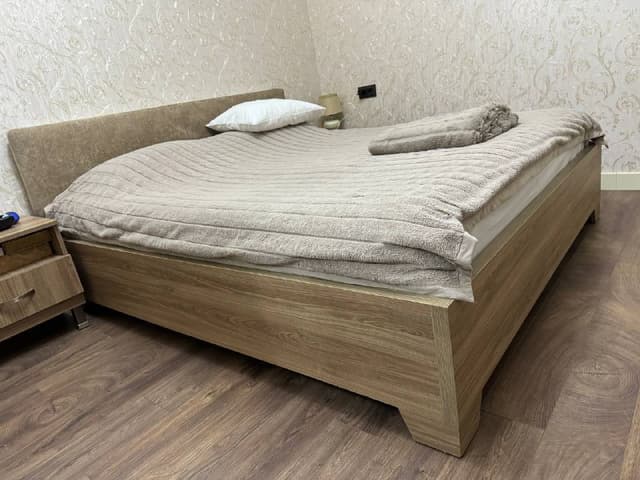 Кровать с матрасом и тумбочками 170х200