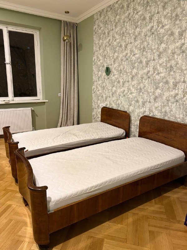 Две деревянные кровати с матрасами