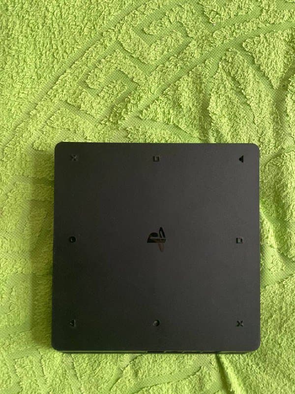 PlayStation 4 slim с проводами и играми 6