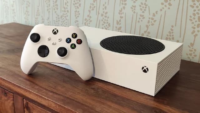 Xbox Series S с двумя геймпадами