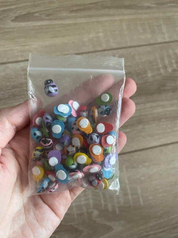 Наклейки божьи коровки, скотч, циркуль, нитки, кашпо, изделия из глины, крючки, браслет, ватные диски