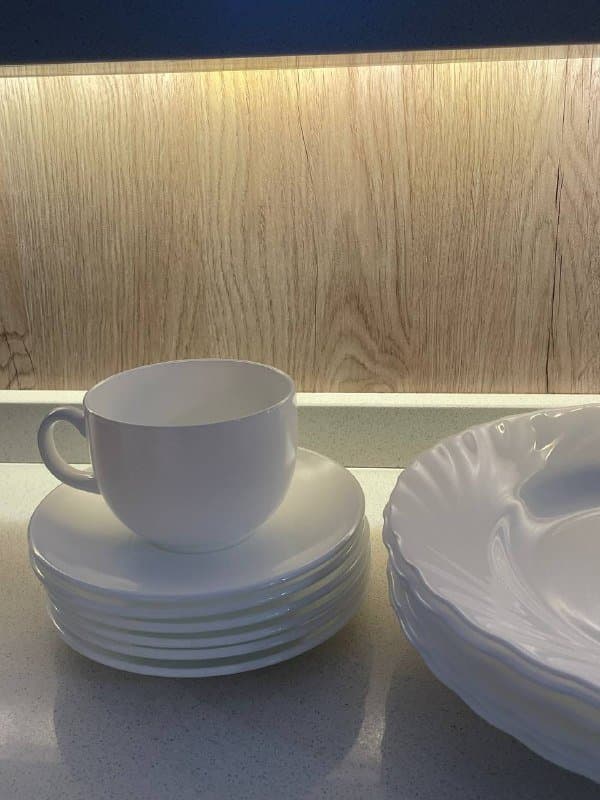 Набор посуды из тарелок, чашек и салфеточницы 3