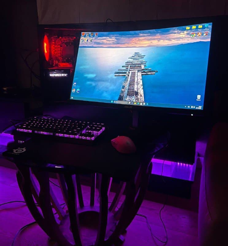 Игровой ПК с монитором, клавиатурой, мышкой