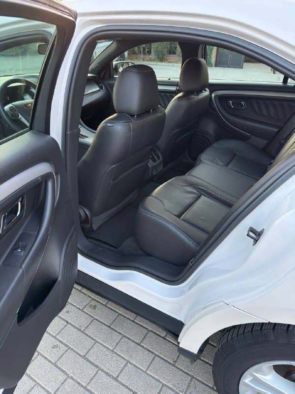 Ford белого цвета 6