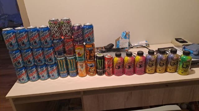 Энергетические напитки и газировка в ассортименте