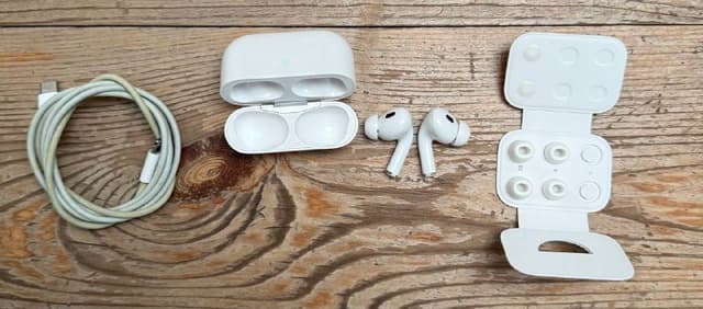 Apple AirPods Pro 2, JBL Charge 5 колонка