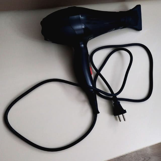 Фен с насадкой-концентратором до 2200 Вт