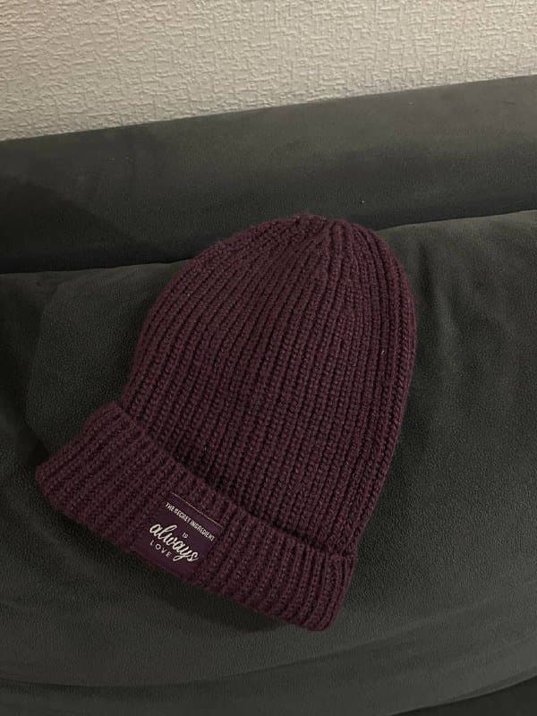 кейс для покера, прозрачное платье, платье с длинным рукавом, ковбойская шляпа, зимняя шапка, зимняя куртка 7