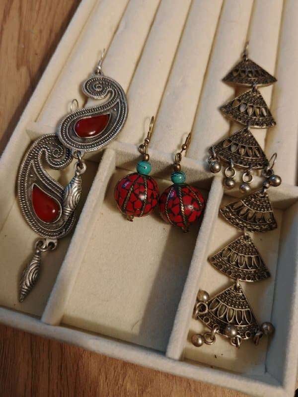 Серьги, броши, ожерелья, чокер