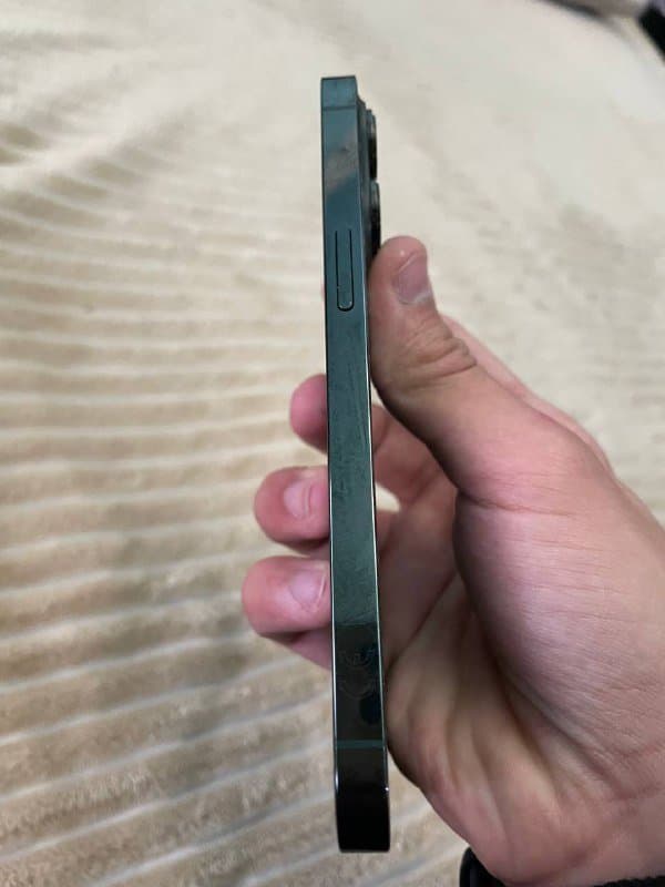 IPhone 13 Pro 128гб с чехлами и зарядкой