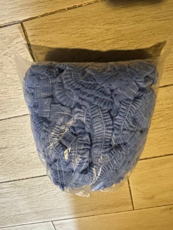 Книги, приспособление для мытья окон, надувной матрас, одноразовые шапочки, футляр для очков, магниты алфавиты и цифры, фартук 5