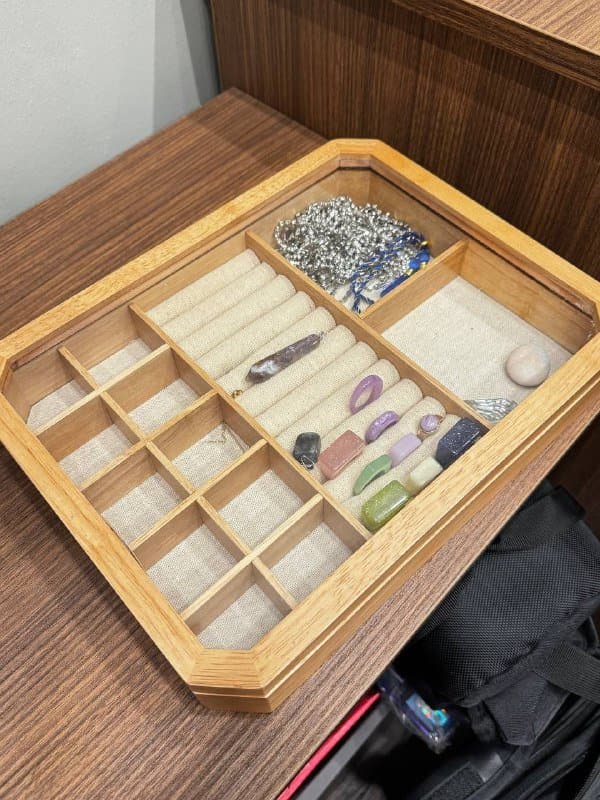 Шкатулка для украшений из дерева стекла и льна 1