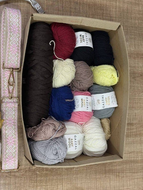 Пряжа, бусы, ремень и рукоятка для сумки 1