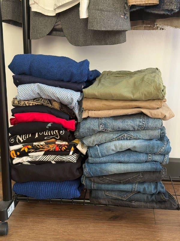 Мужская одежда: майки, рубашки, кофты, джинсы