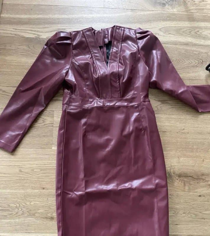 Женское платье из искусственной кожи бордовое размер М 4
