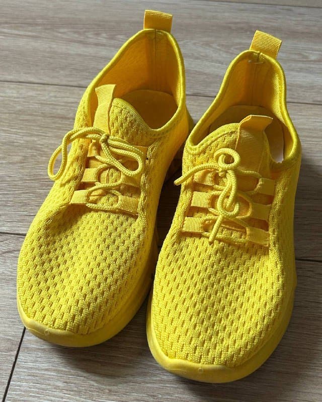 Желтые кроссовки